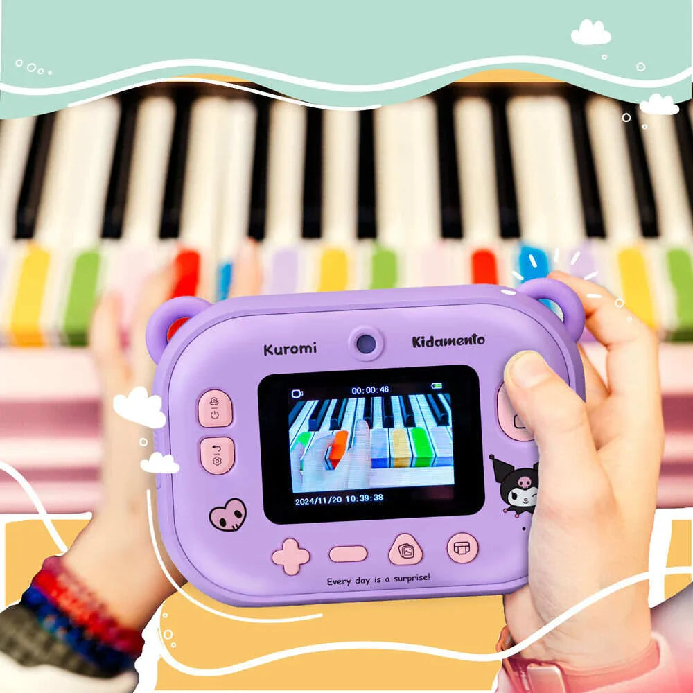 Kids digital camera Model P Kuromi kiimento – lifestyle shot of a child holding the camera while playing colorful piano keys