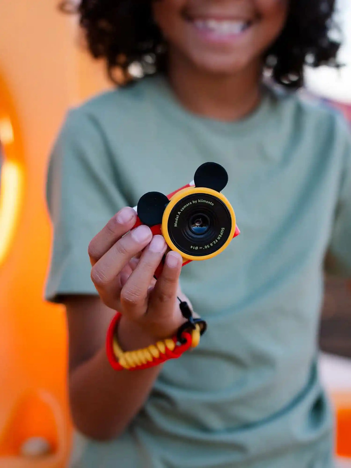 Child holding kiimento Disney Mickey Mouse Mini Camera Model A – red Mickey Mouse mini camera for kids