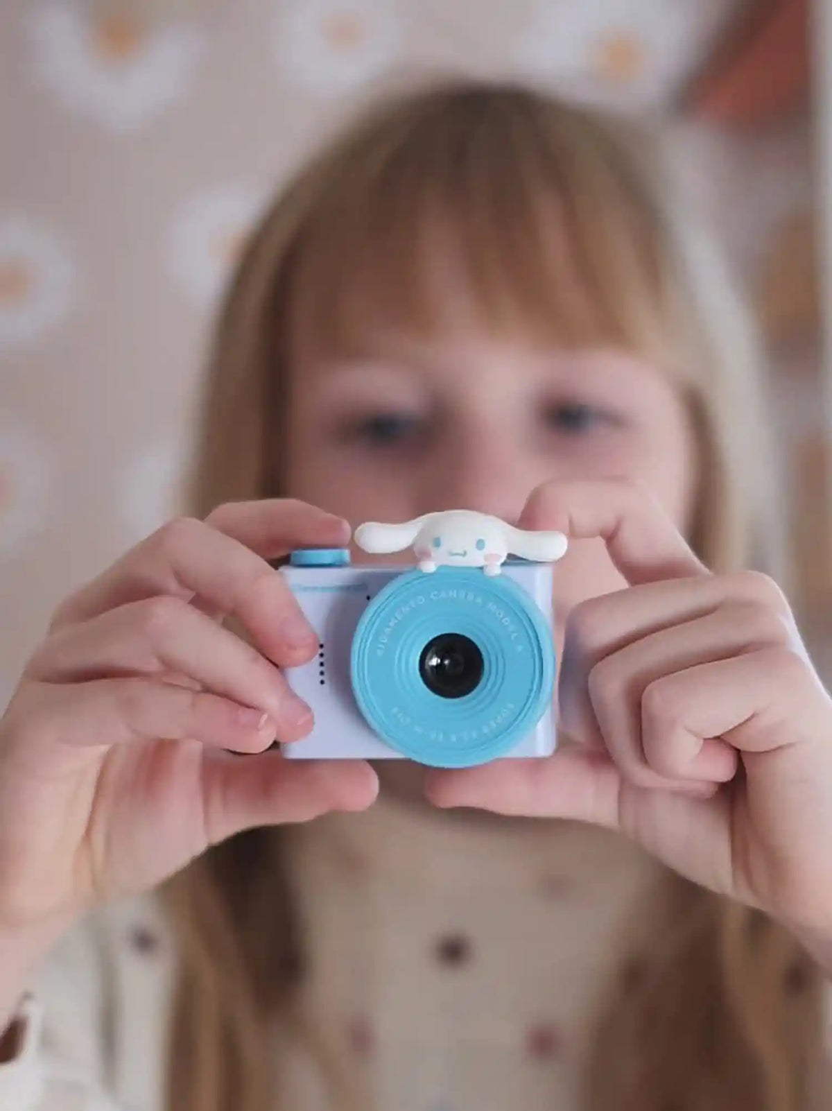 Child holding kiimento Sanrio Cinnamoroll Mini Camera Model A – blue Cinnamoroll mini kids camera