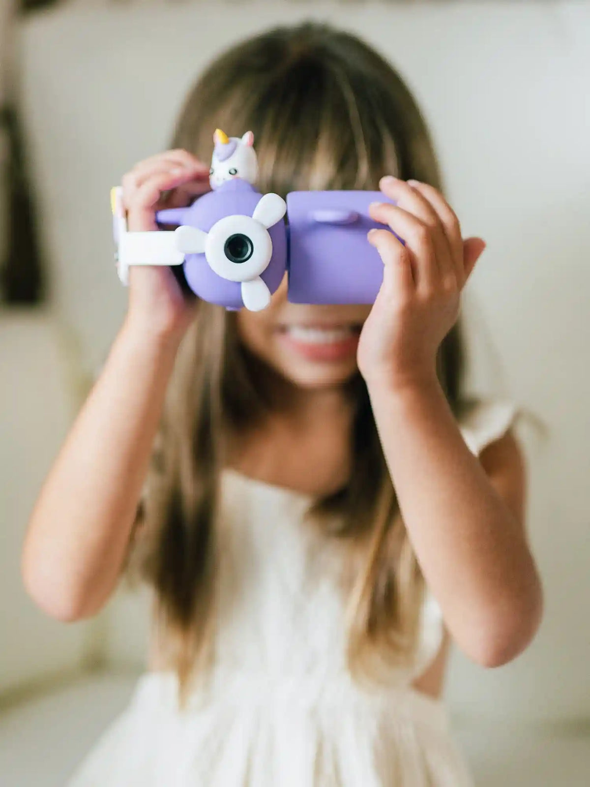 kiimento Unicorn Digital Camera Model V cover lifestyle girl photo
